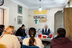 Christian missions group shares the gospel with Syrian man in his apartment